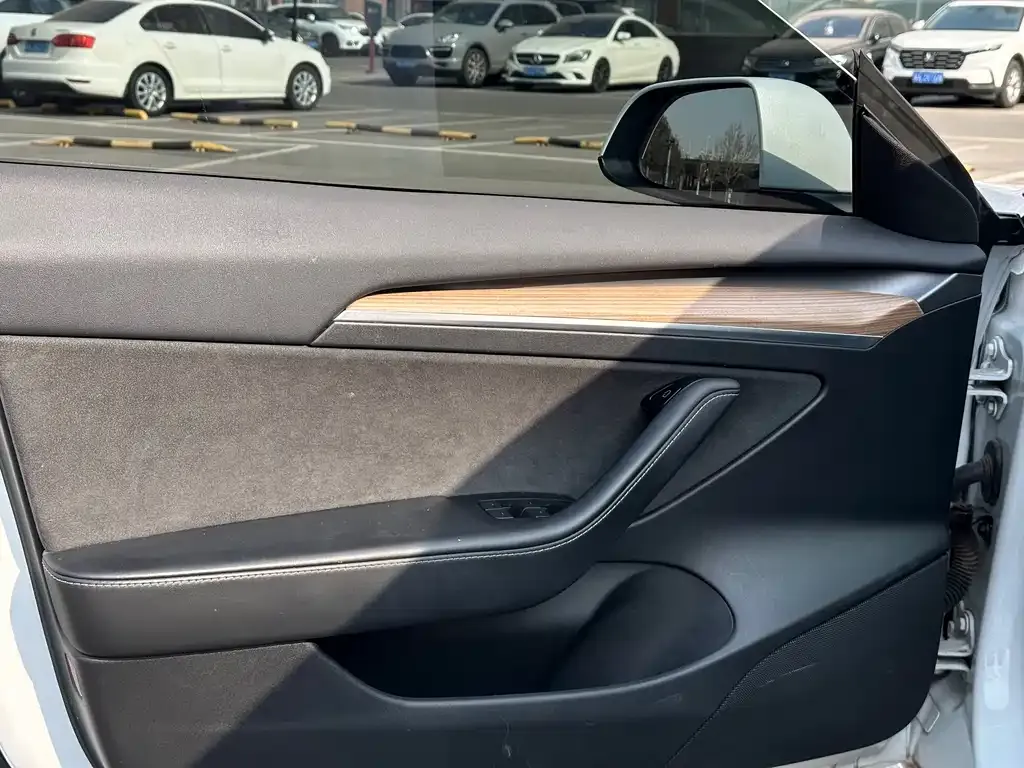 Tesla Model 3 — фото 3