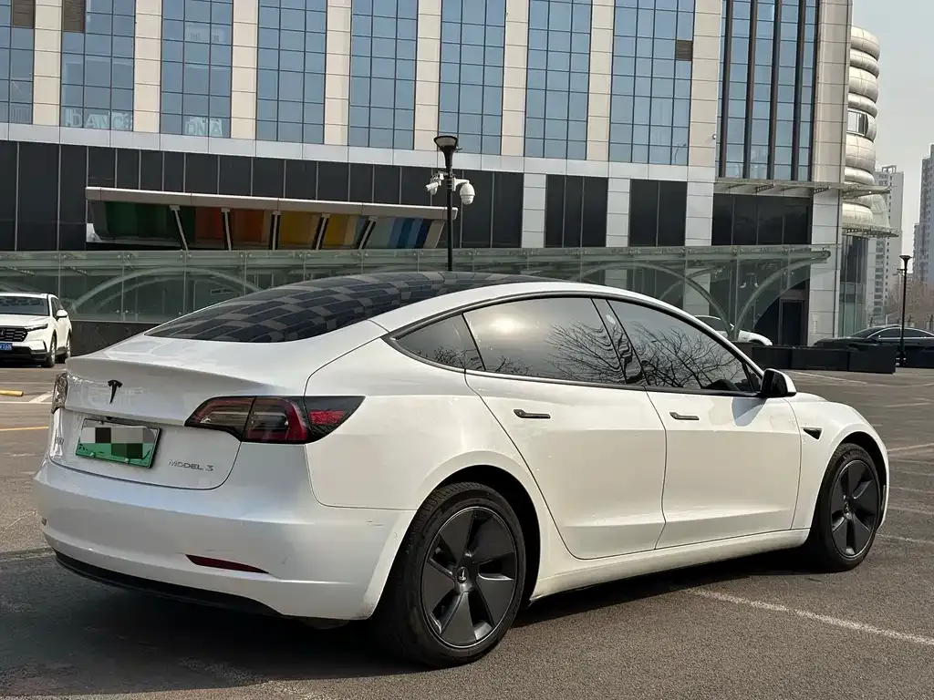Tesla Model 3 — фото 10
