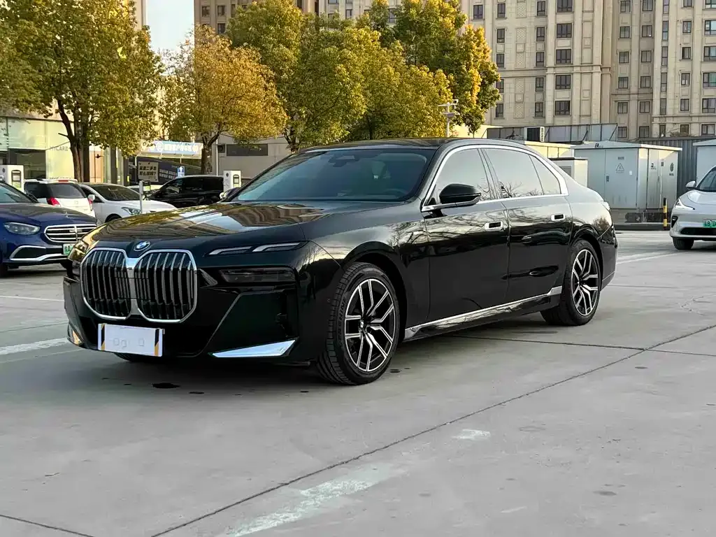 BMW 7 Series — фото 1