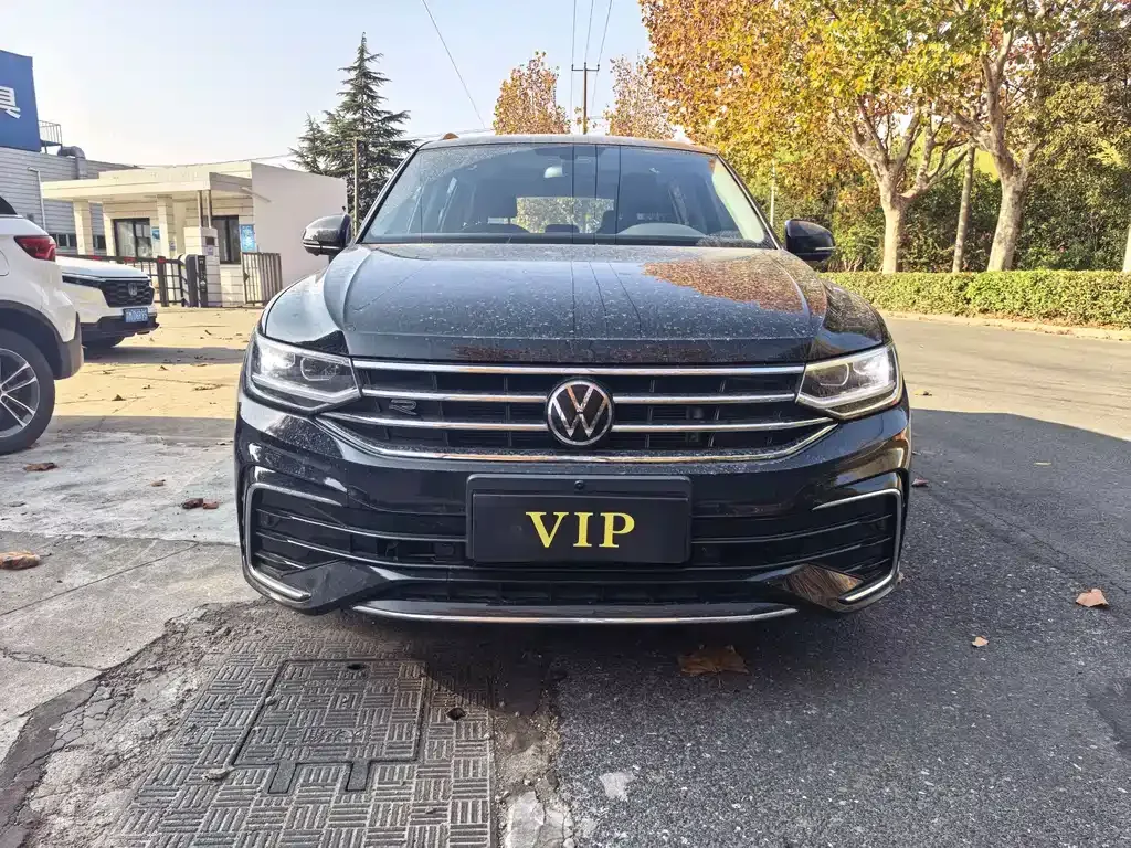 Volkswagen Tiguan L — фото 1