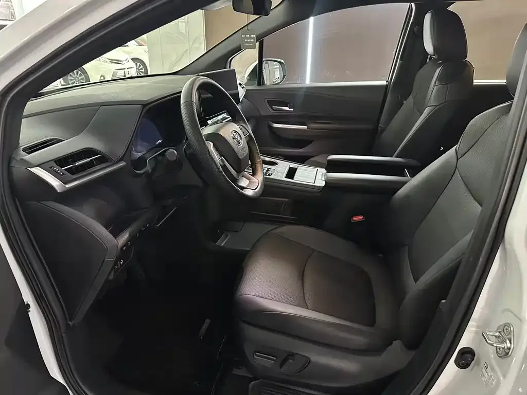 Toyota Granvia — фото 3