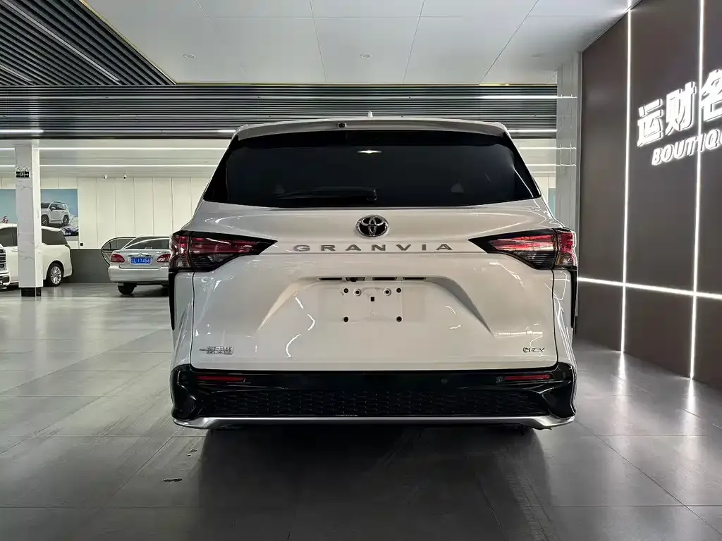 Toyota Granvia — фото 9