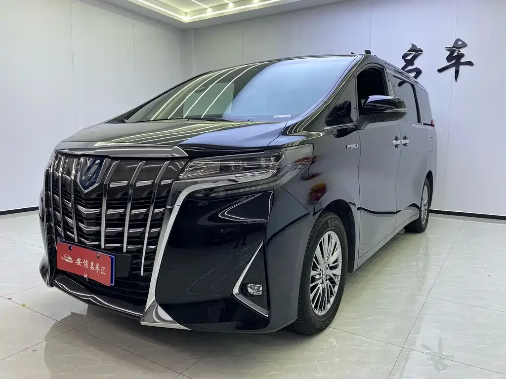 Toyota Alphard — фото 1