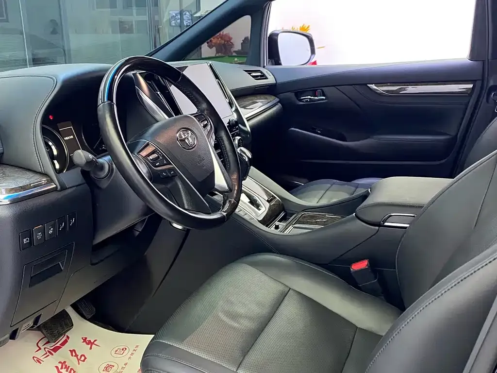 Toyota Alphard — фото 3
