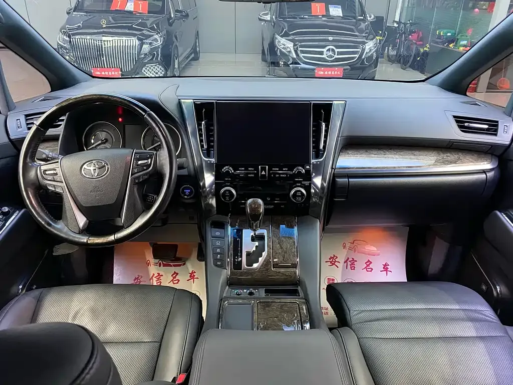 Toyota Alphard — фото 5