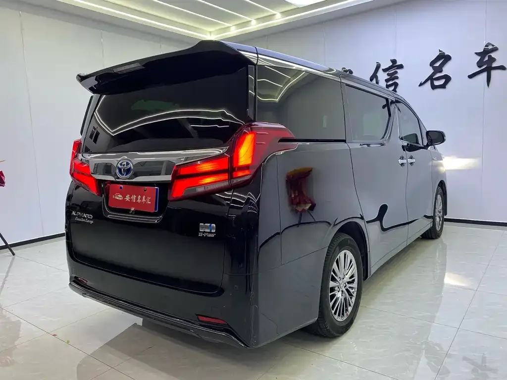 Toyota Alphard — фото 2