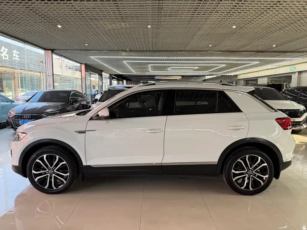 Volkswagen T-Roc — фото 9