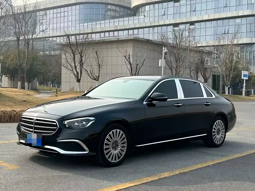 Mercedes-Benz E-Class — фото 1