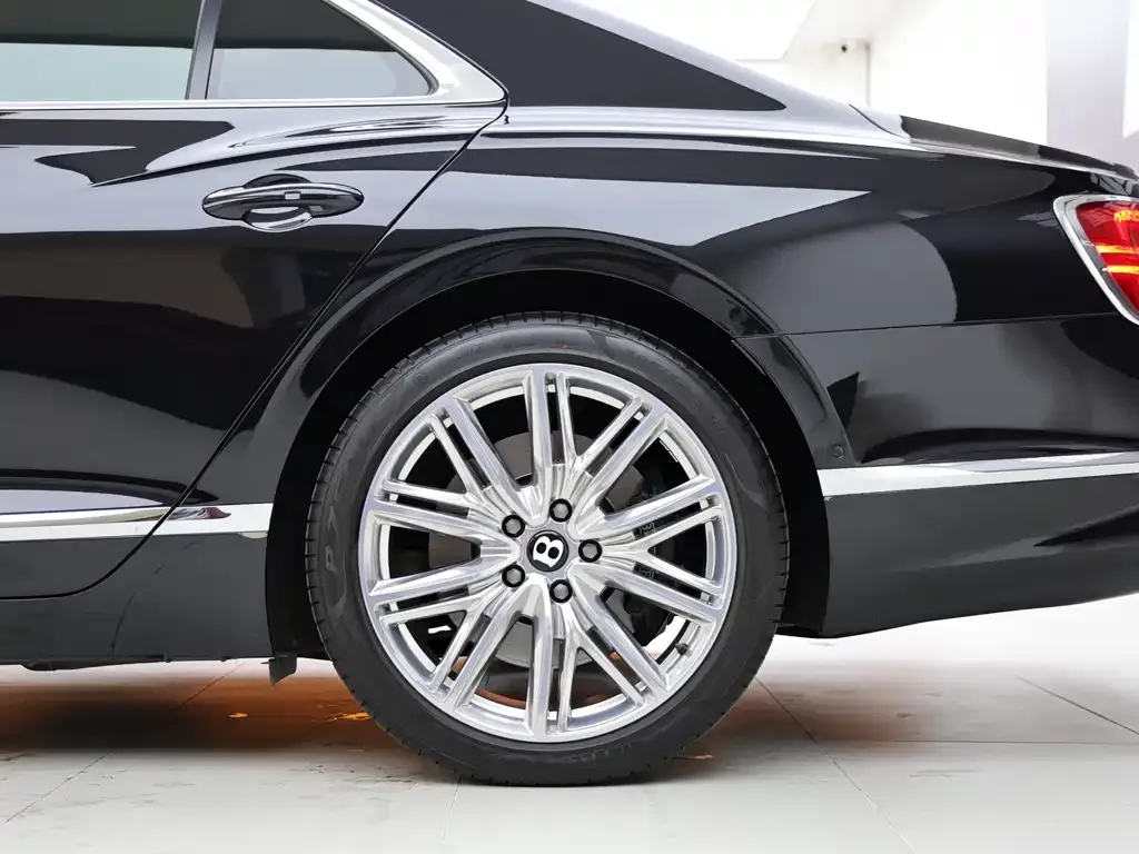 Bentley Flying Spur — фото 10