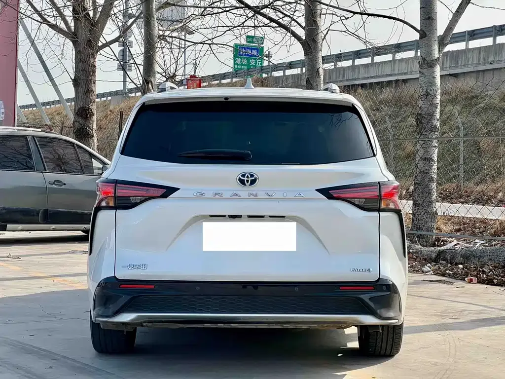 Toyota Granvia — фото 8