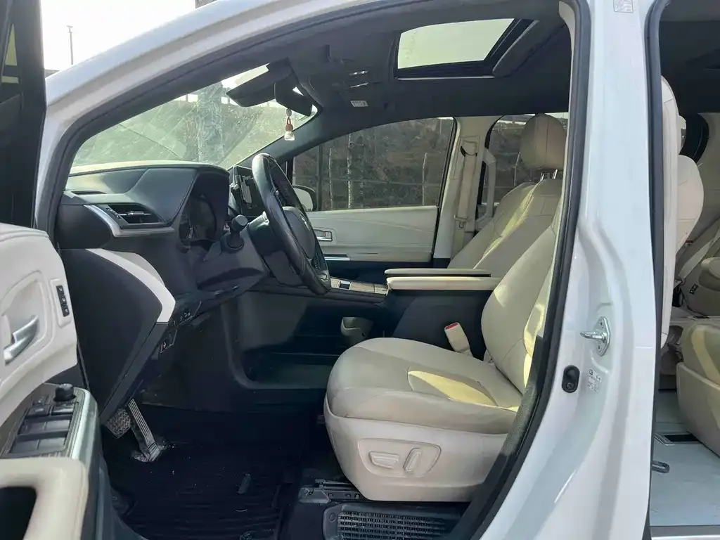 Toyota Granvia — фото 4