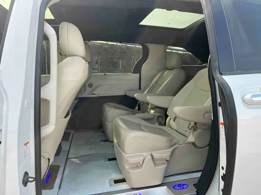 Toyota Granvia — фото 2