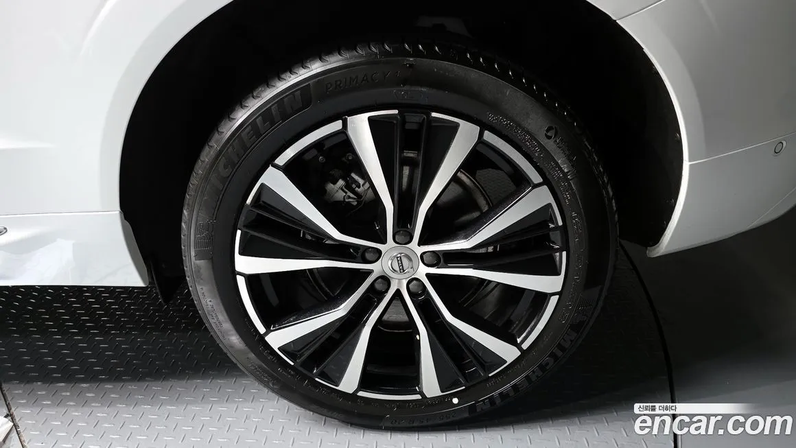 Volvo XC60 — фото 10