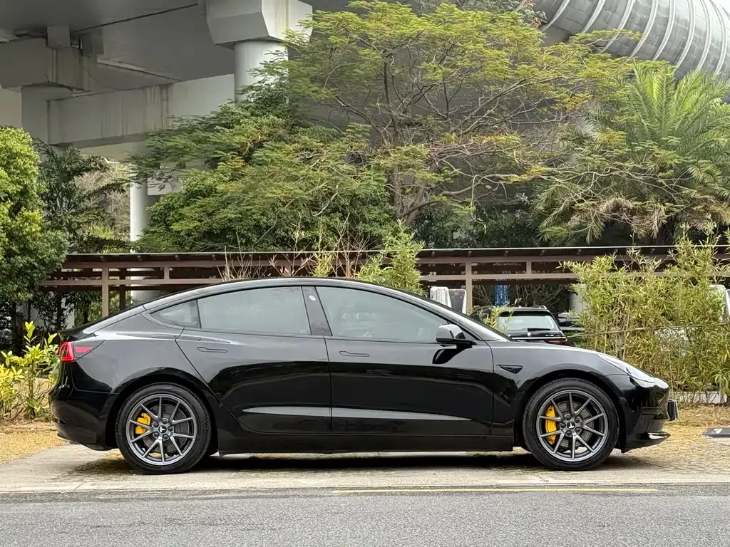 Tesla Model 3 — фото 10