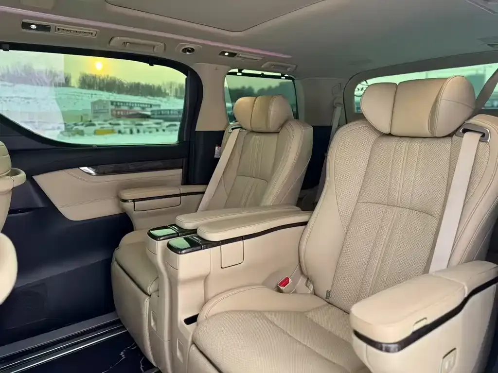 Toyota Vellfire — фото 2