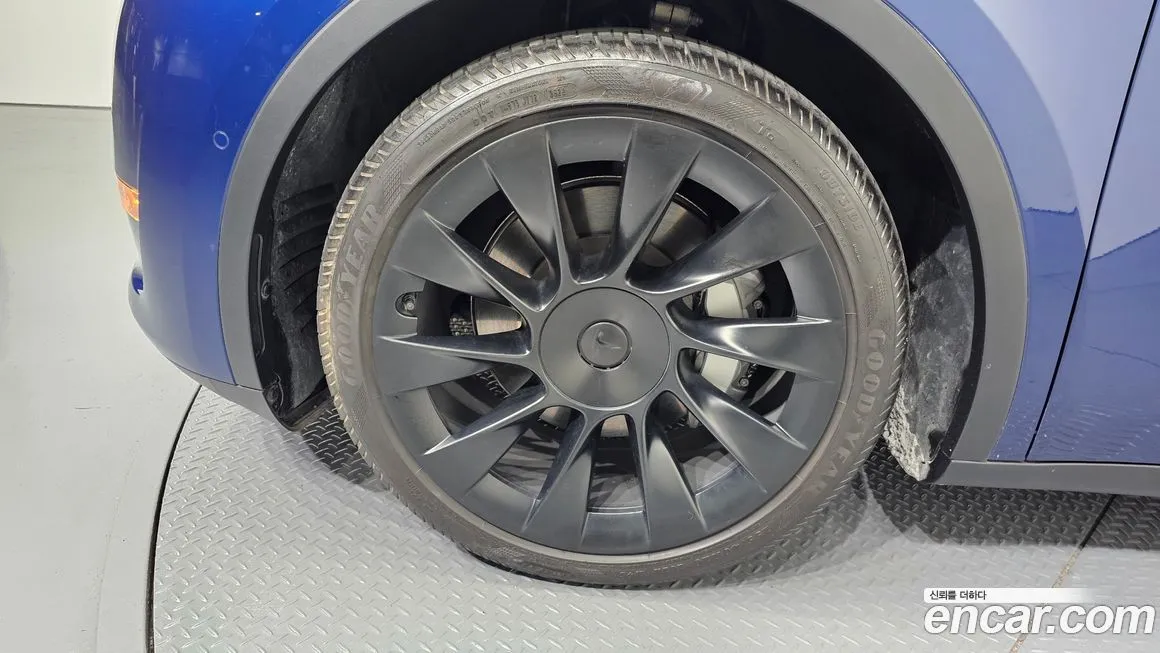 Tesla Model Y — фото 10