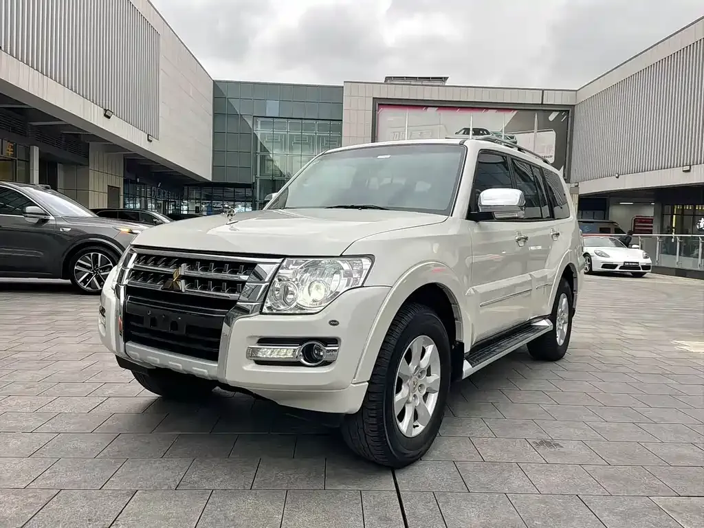 Mitsubishi Pajero (Import) — фото 1