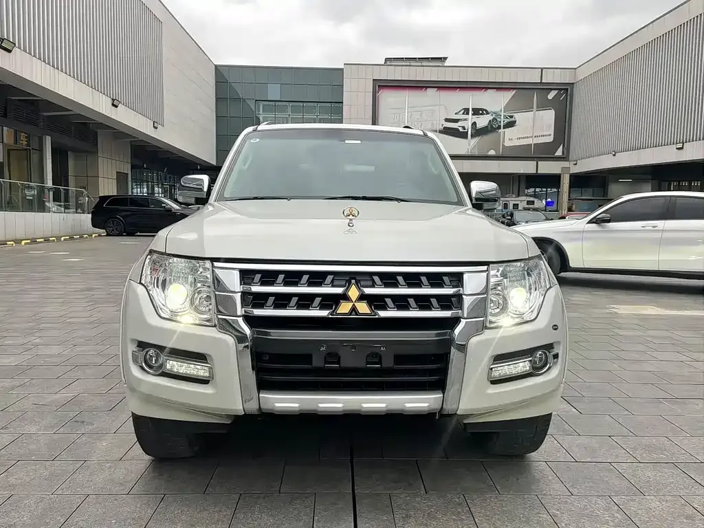 Mitsubishi Pajero (Import) — фото 9