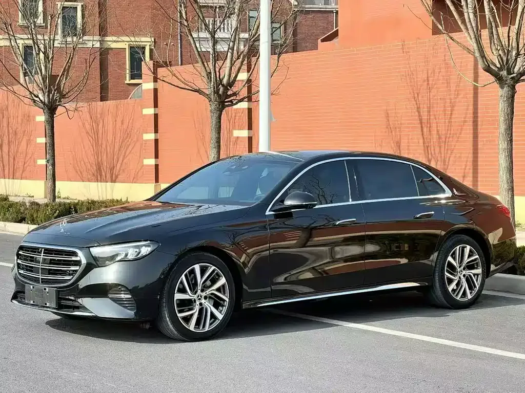 Mercedes-Benz E-Class — фото 1