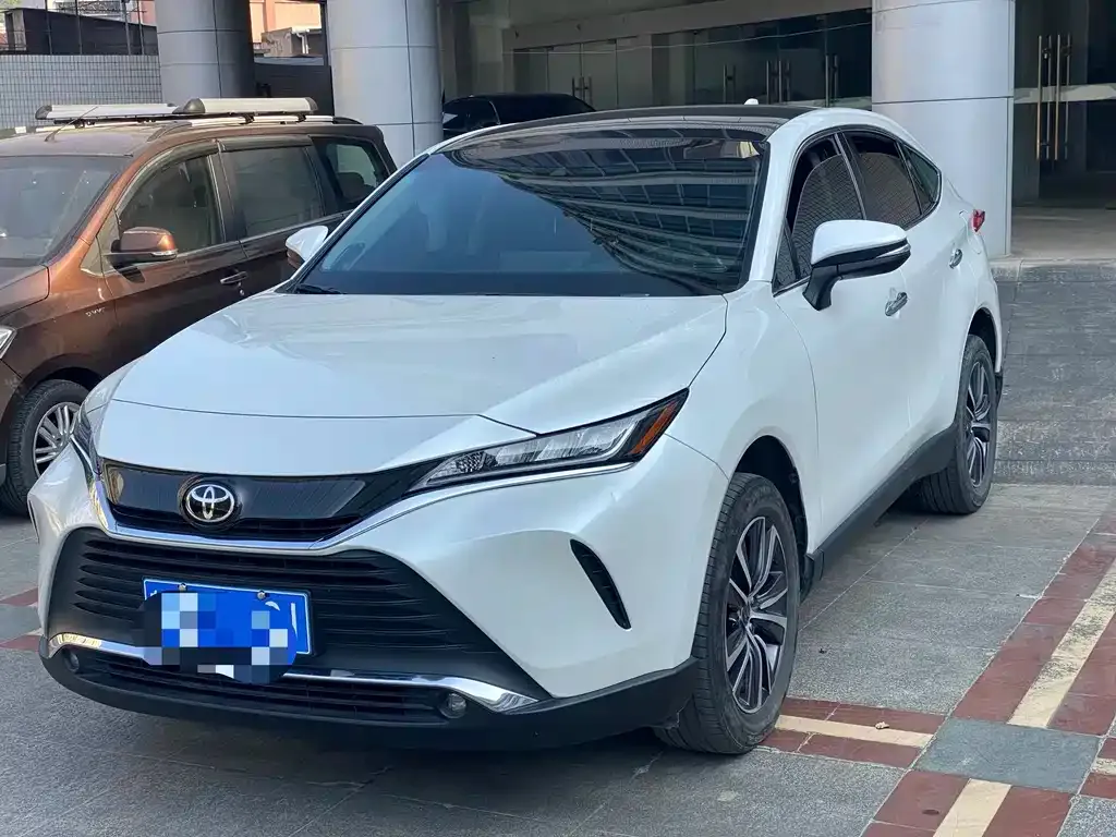 Toyota Harrier — фото 1