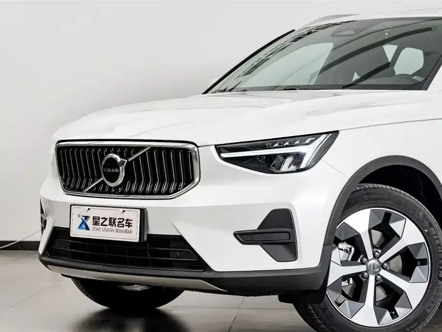 Volvo XC40 — фото 10