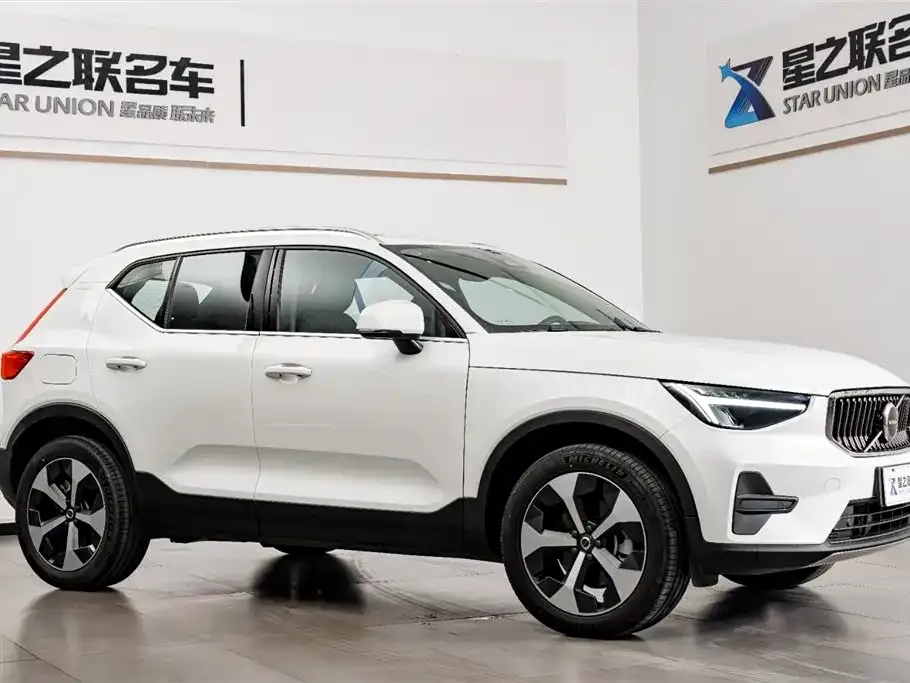 Volvo XC40 — фото 8