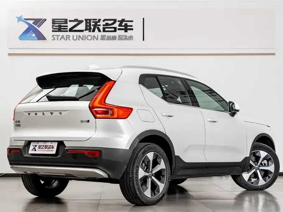 Volvo XC40 — фото 7