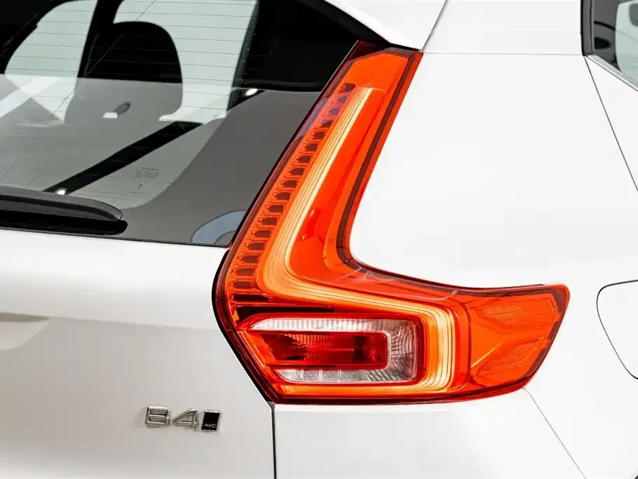 Volvo XC40 — фото 9