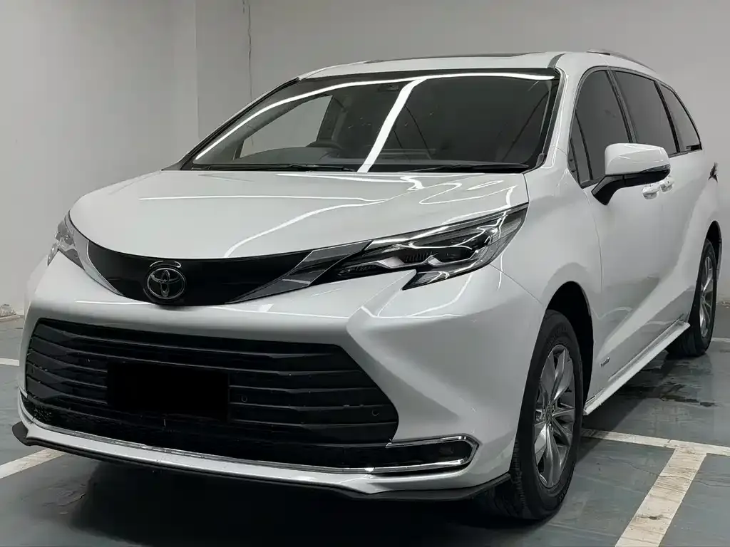 Toyota Sienna — фото 1