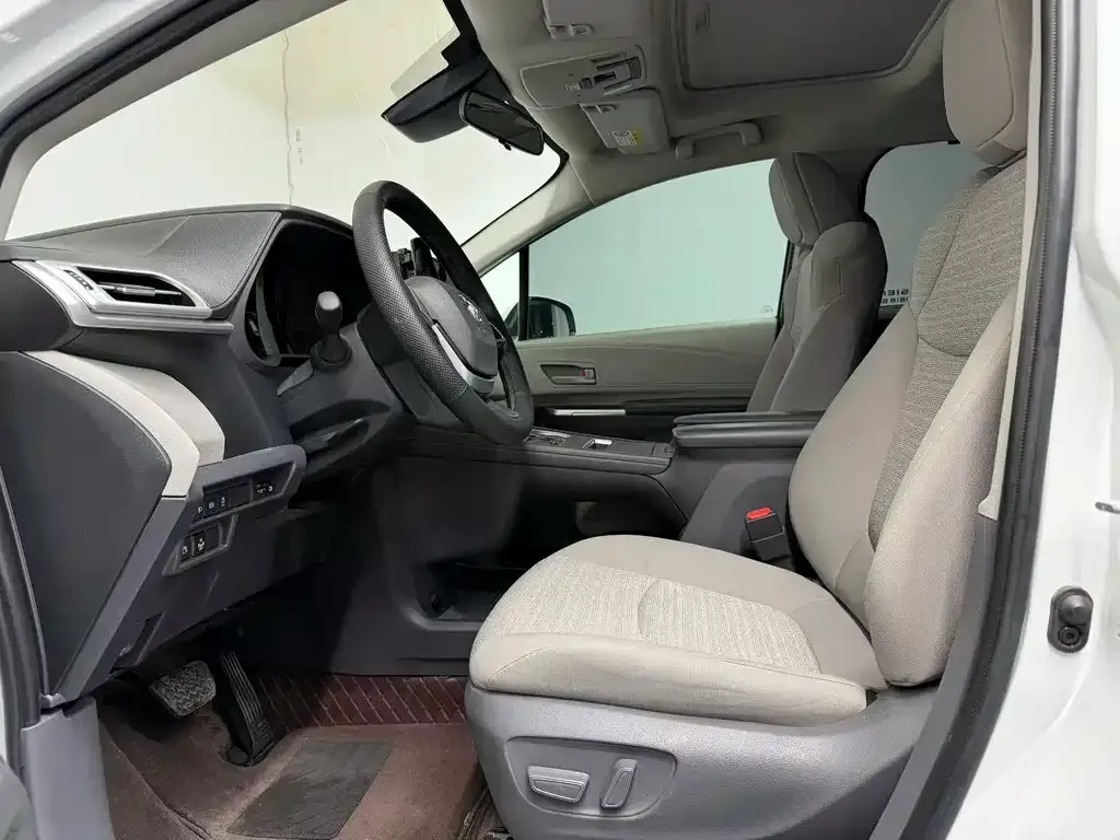 Toyota Sienna — фото 8