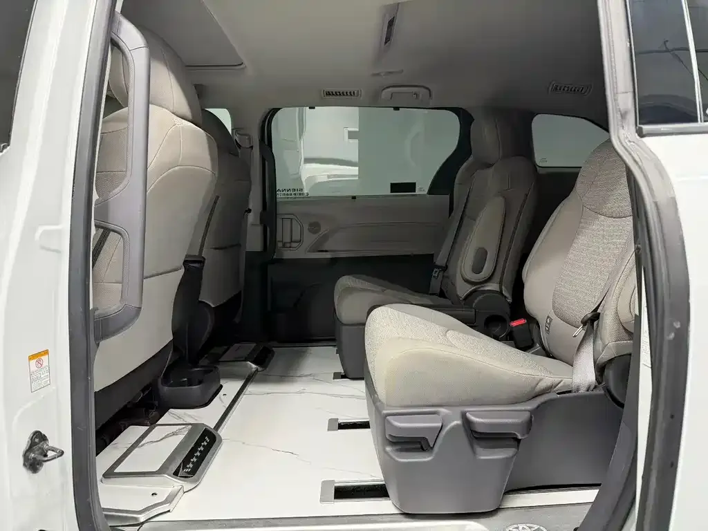 Toyota Sienna — фото 7