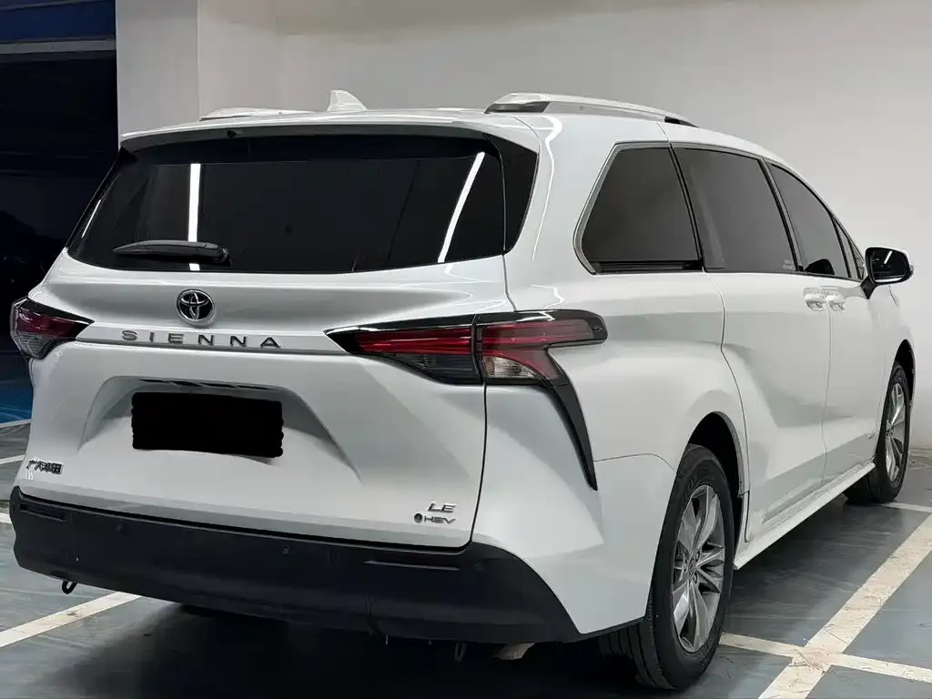 Toyota Sienna — фото 2