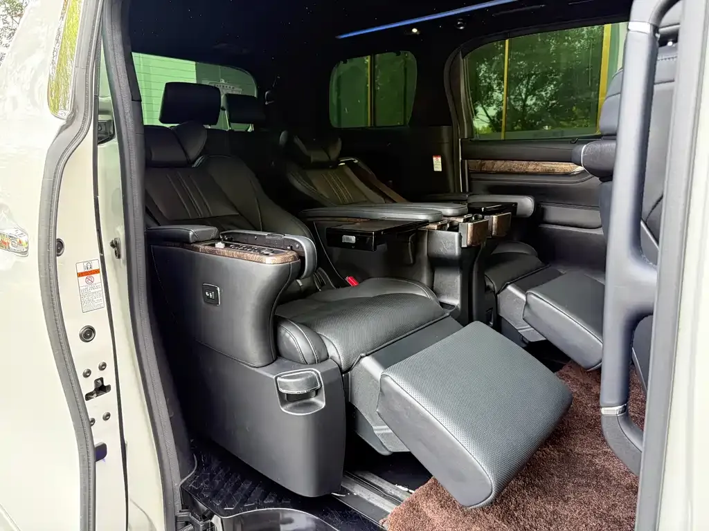 Toyota Alphard — фото 6