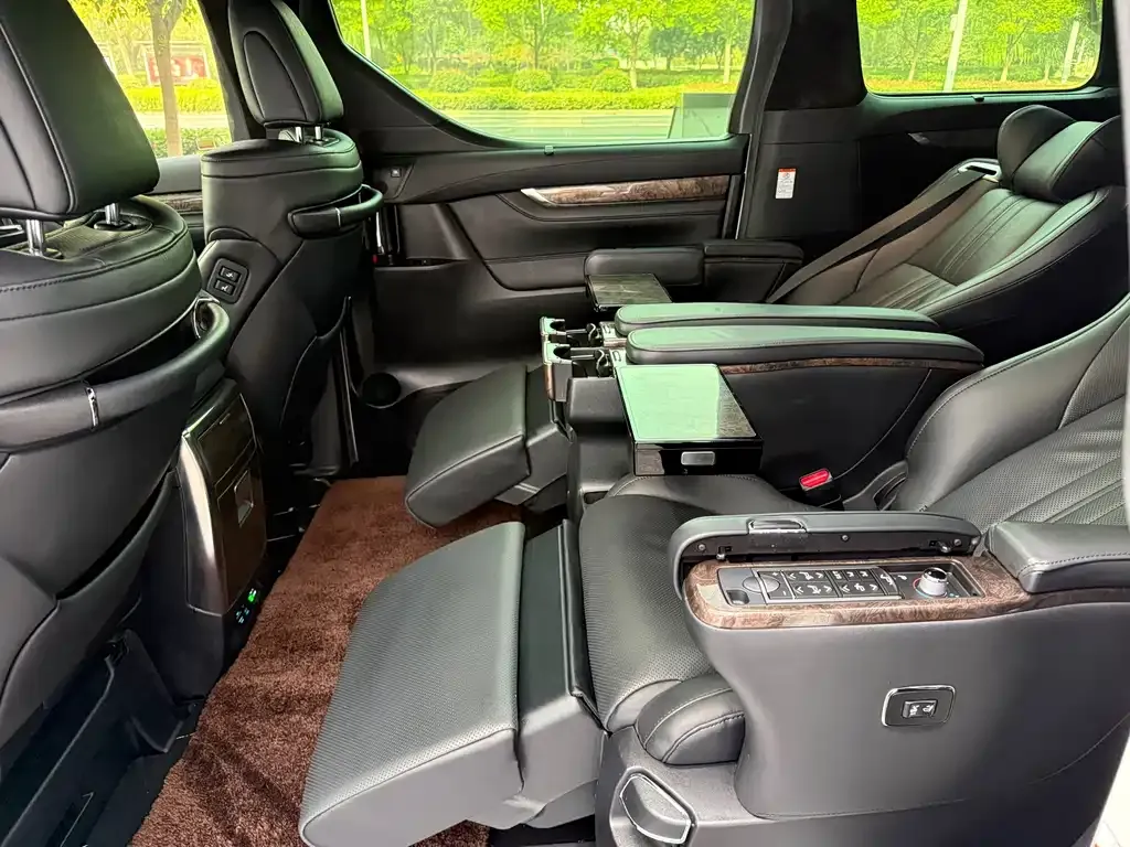 Toyota Alphard — фото 3