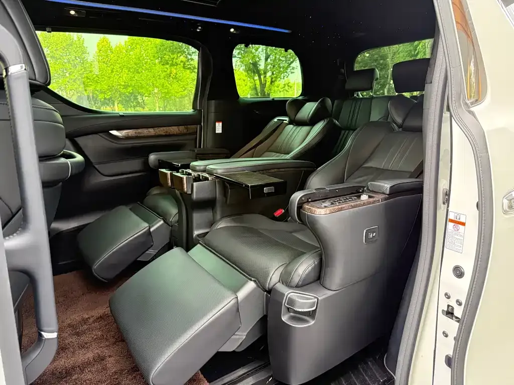 Toyota Alphard — фото 9