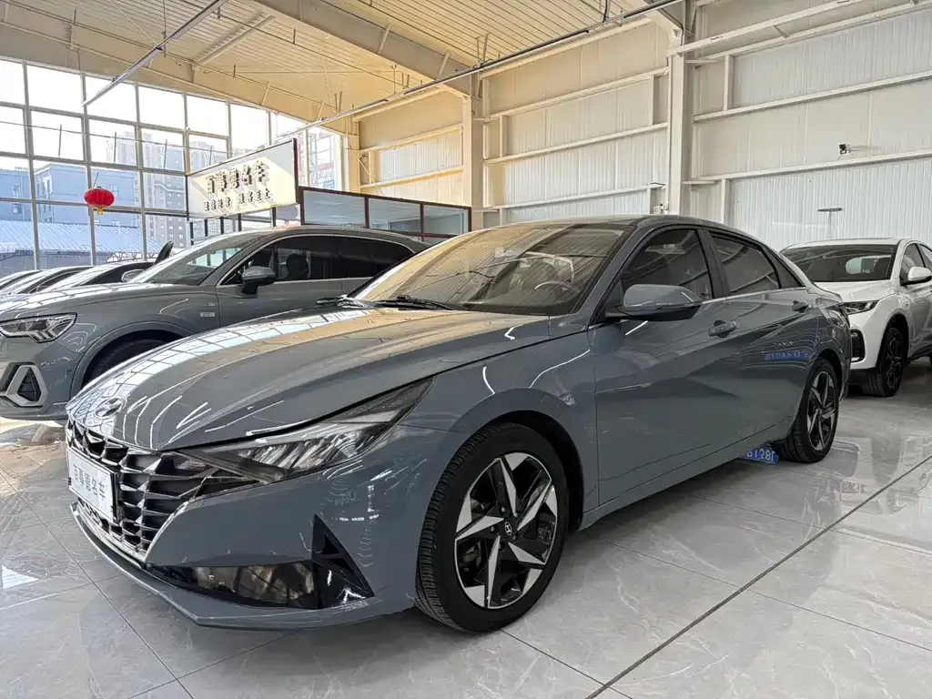 Hyundai Elantra — фото 1