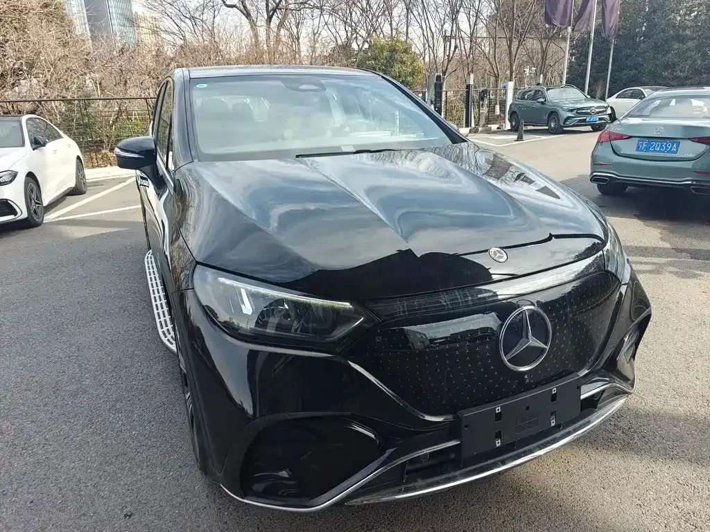 Mercedes-Benz EQE SUV — фото 1