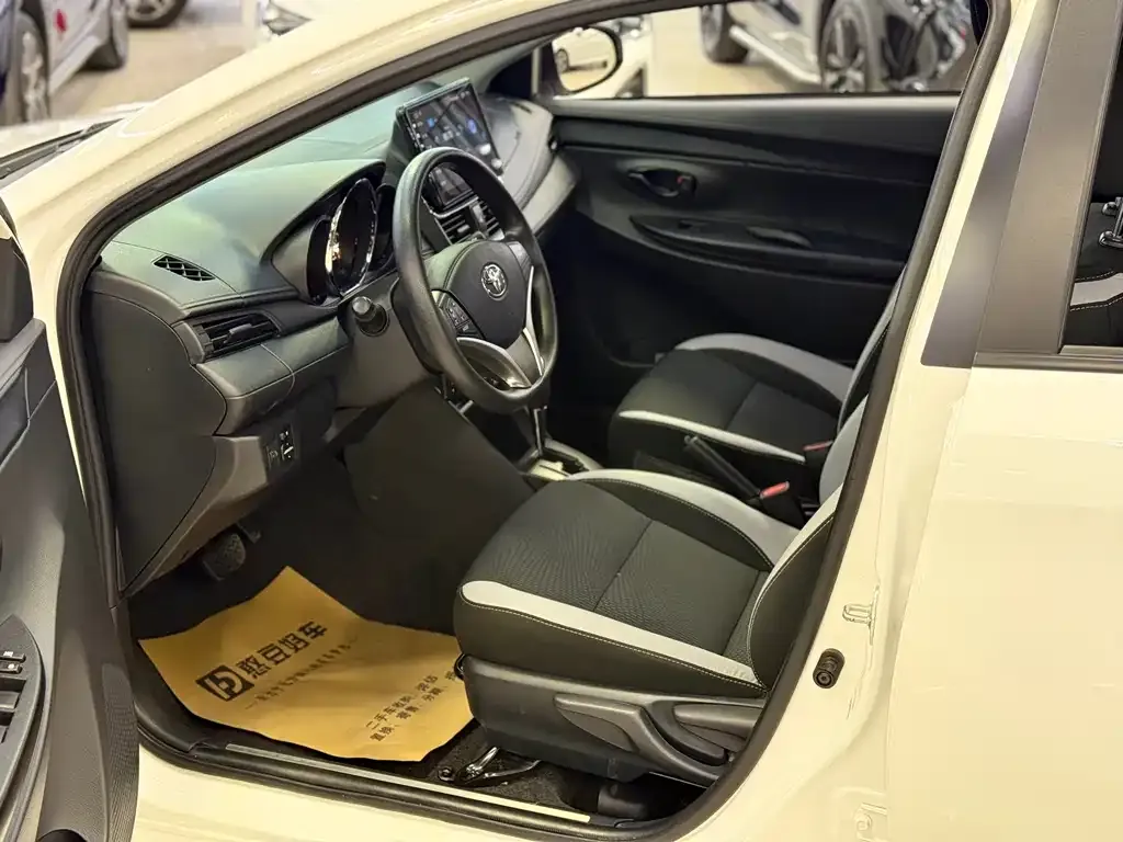 Toyota Yaris L — фото 3