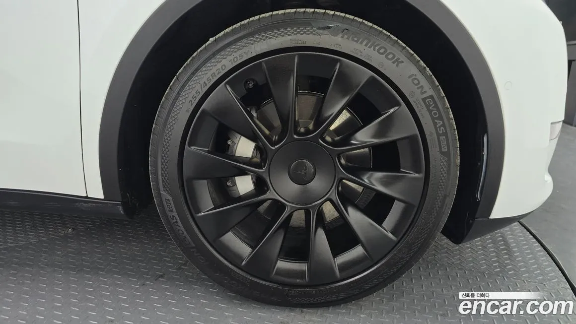 Tesla Model Y — фото 10