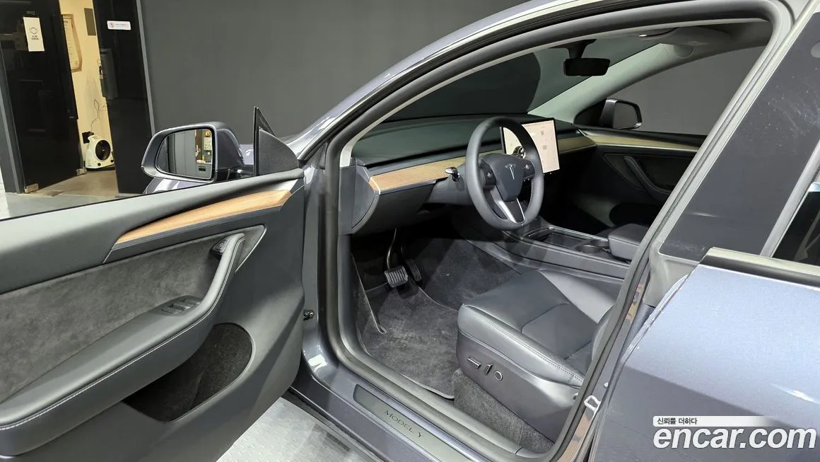 Tesla Model Y — фото 10
