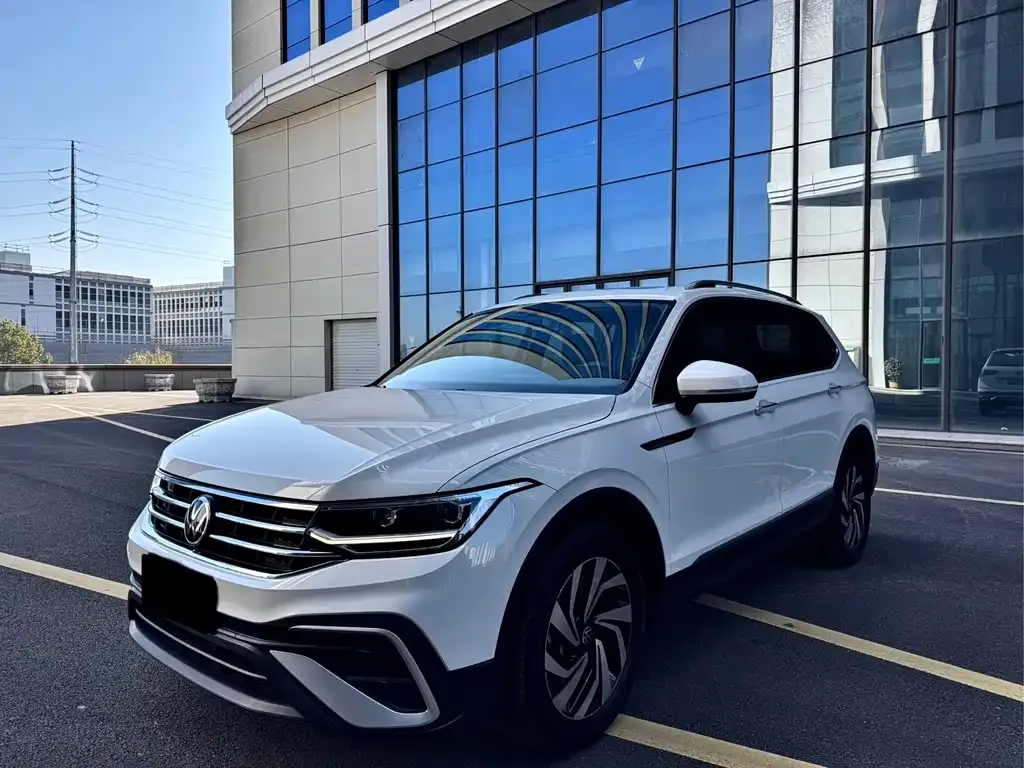 Volkswagen Tiguan L — фото 1