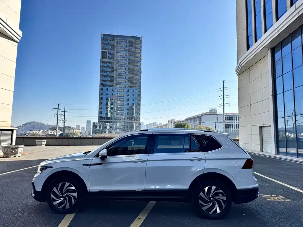 Volkswagen Tiguan L — фото 4