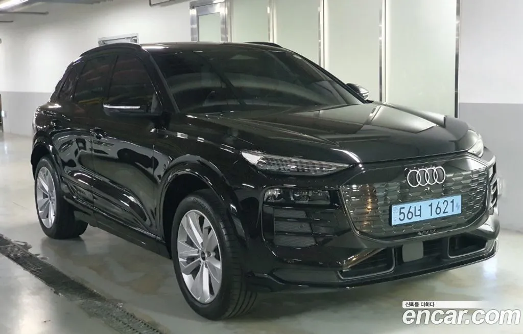 Audi Q6 e-tron — фото 1