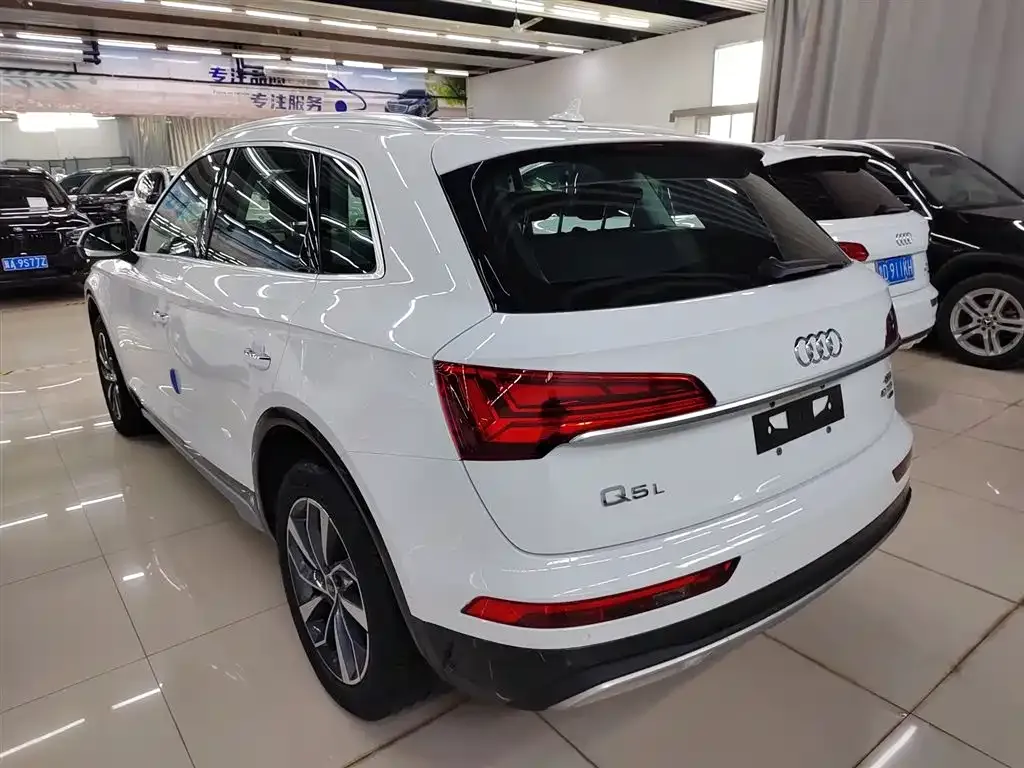 Audi Q5L — фото 9