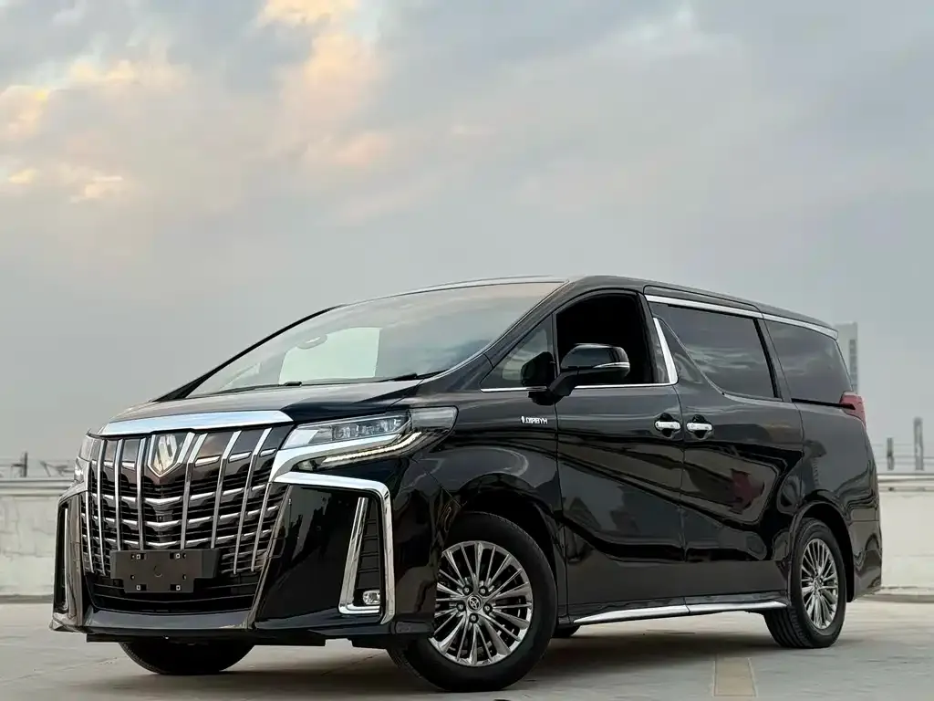 Toyota Alphard — фото 1