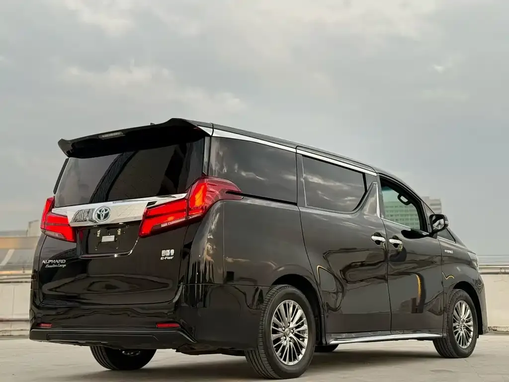 Toyota Alphard — фото 2