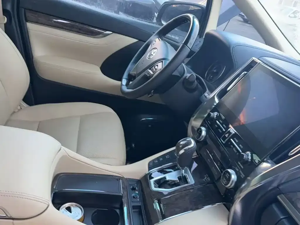 Toyota Alphard — фото 7