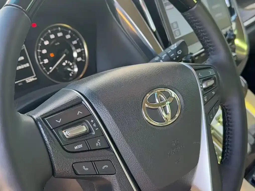 Toyota Alphard — фото 8