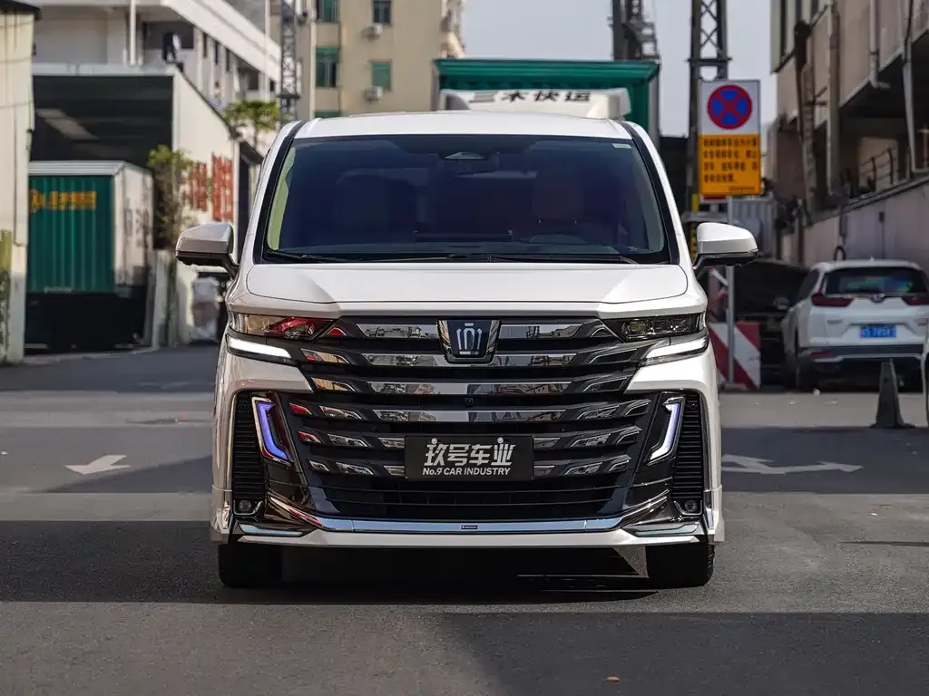Toyota Vellfire — фото 2