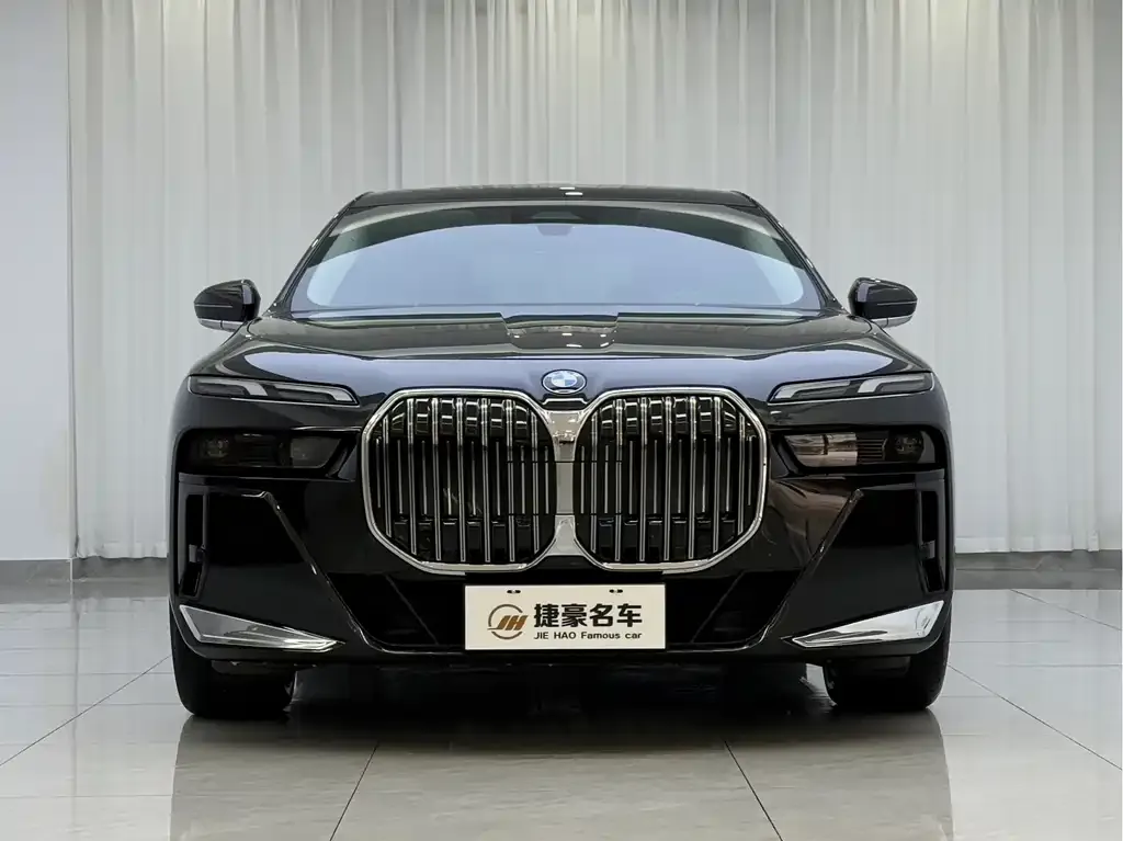 BMW 7 Series — фото 1